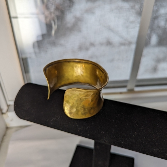 Statement piece, Brass Cuff Bracelet 2.5 " vintage concave design, chunky - Picture 7 of 7